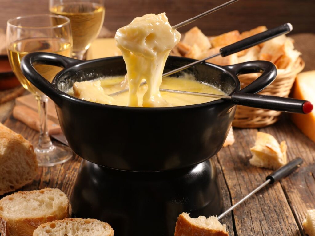 Caquelon de fondue savoyarde au fromage