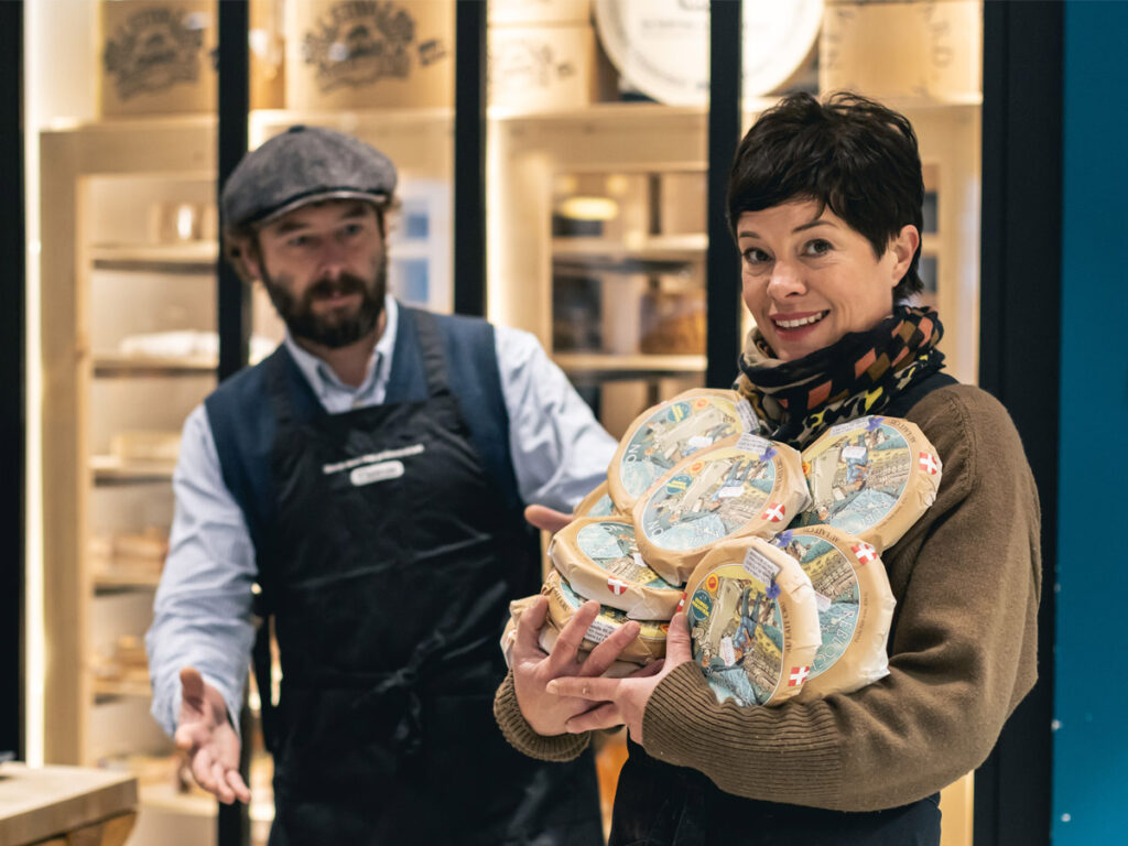 Emily et Thomas, fondateurs de Cheese Forever, dans leur fromagerie à Chamonix.