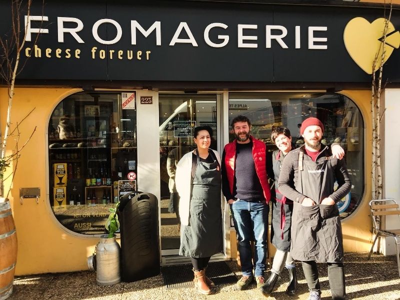 L'équipe de Cheese Forever devant la fromagerie à Chamonix : Emily, Thomas, Farah et Jérémy.