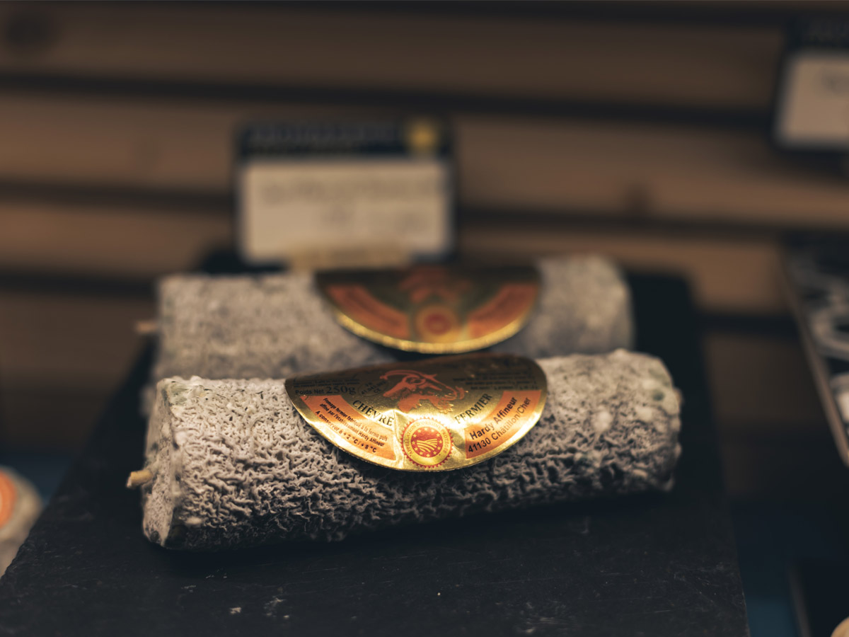 Deux fromages de chèvre de Sainte Maure de Touraine dans rayon de la fromagerie Cheese Forever