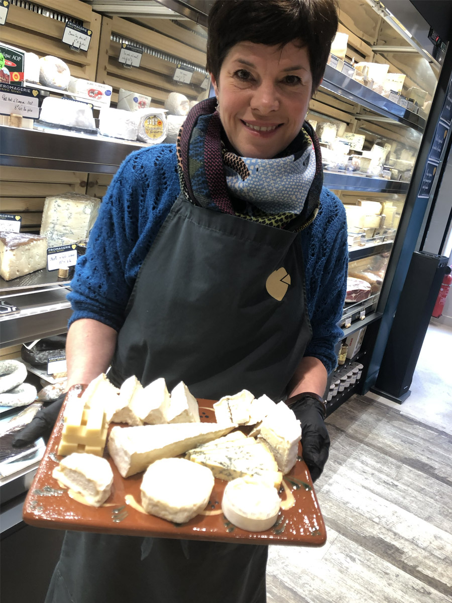 Emily presentant une planche servie au Cheese Bar