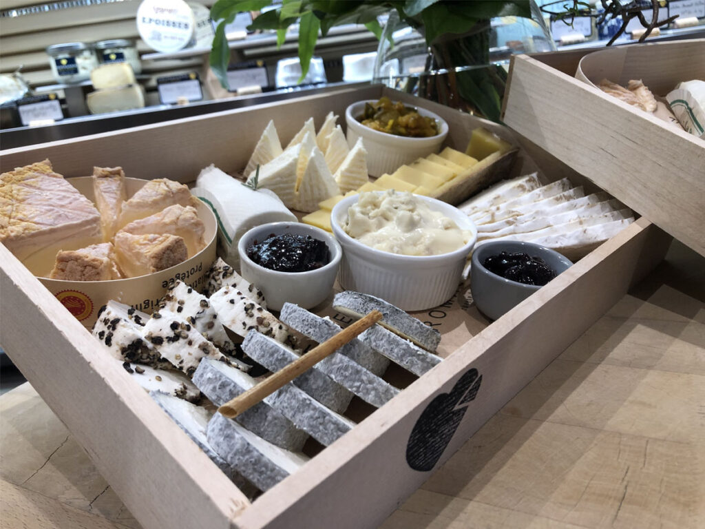 Plateau de fromages variés illustrant les Ptits Tastings fromages