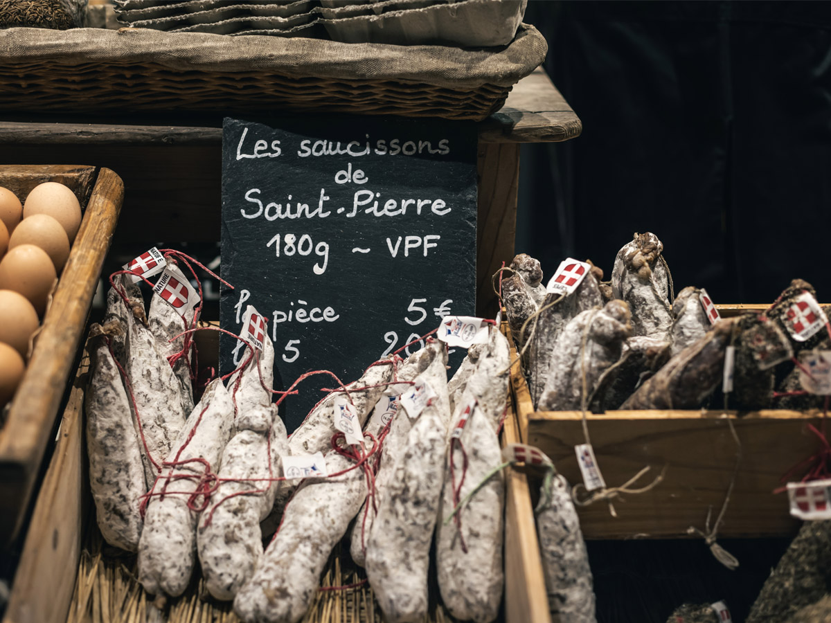 Saucissons de Saint Pierre de la maison Pelizzari dans rayon de la fromagerie Cheese Forever