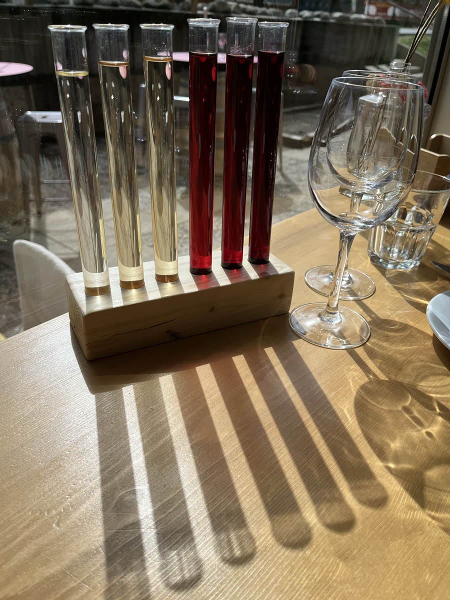 Presentation d'un Ptit Teasting avec six vins en degustation dans des tubes a essais