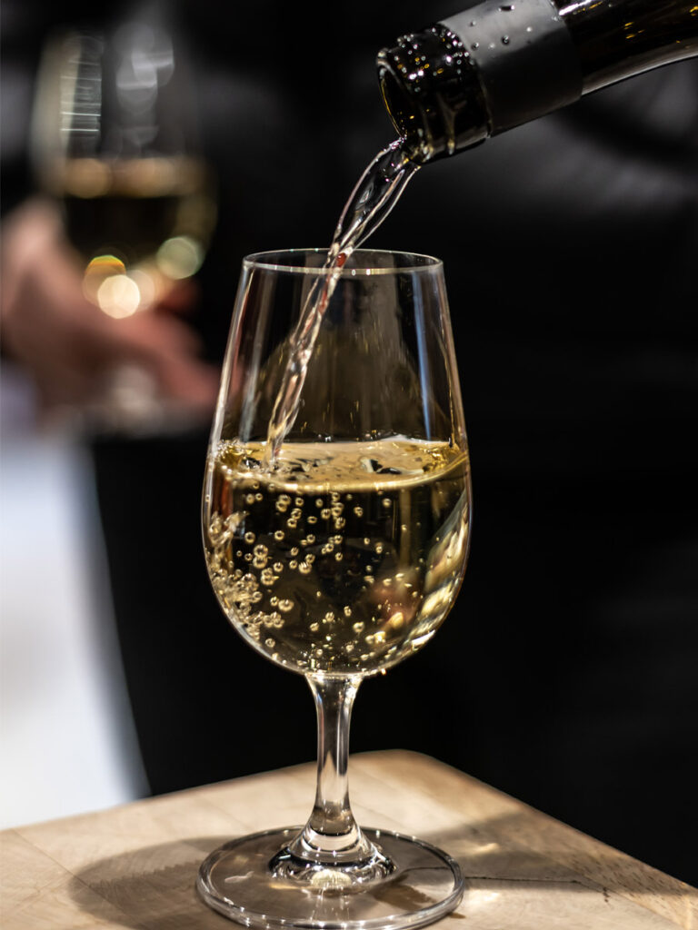 Service d'un verre de vin blanc illustrant le Bar a Vin